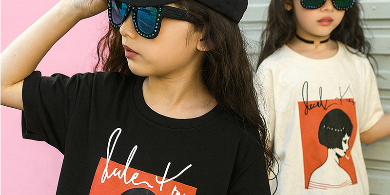 Футболка с принтом на девочке