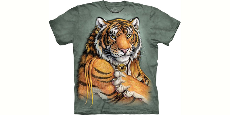 На футболку нанесен рисунок тигра с медальоном на шее